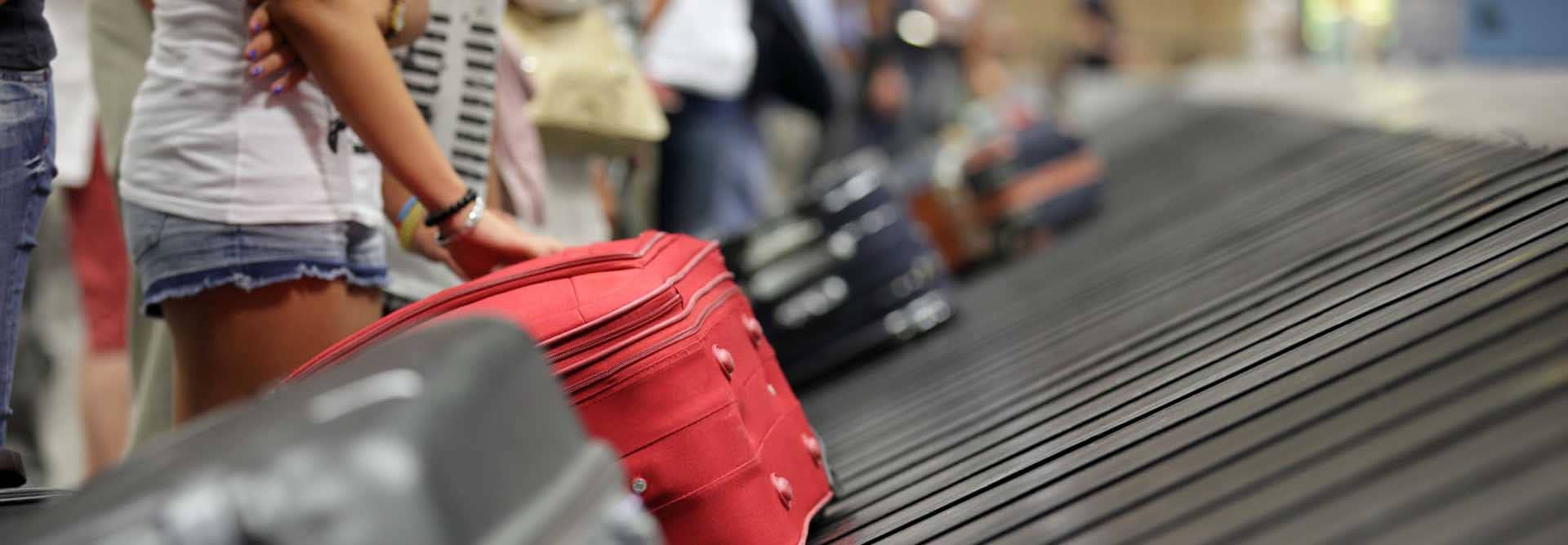 imagen maleta en cinta de equipaje de aeropuerto